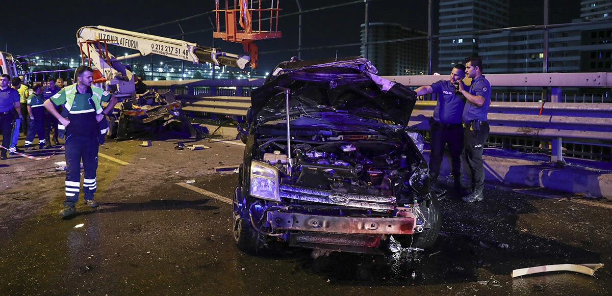 Bayrampaşa’da korkunç kaza! Önce bariyerlere ardından işçilere çarptı