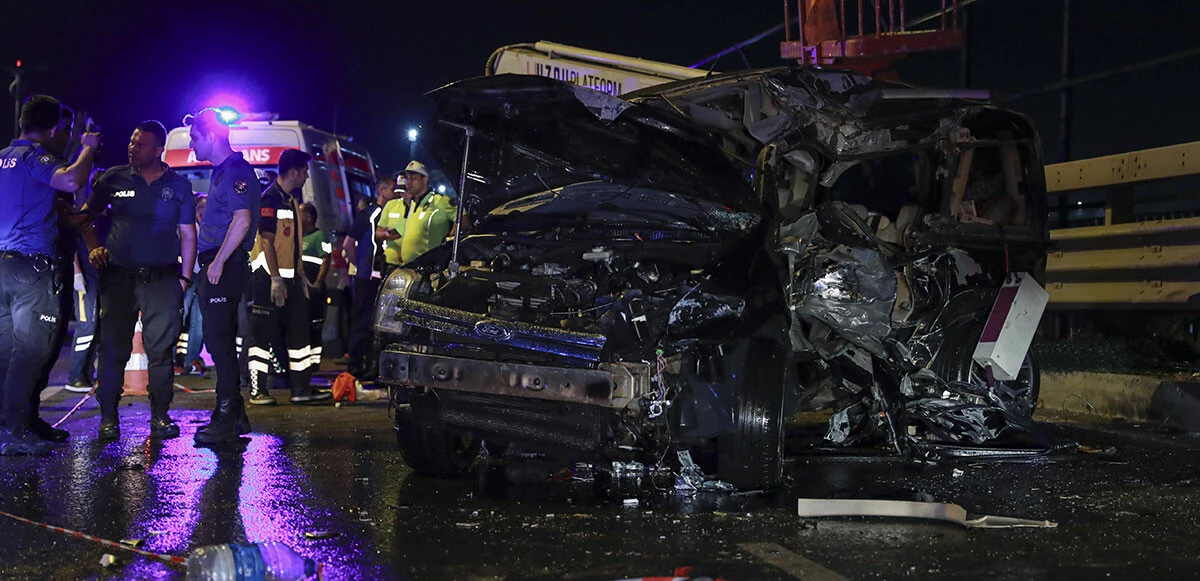 Bayrampaşa’da korkunç kaza! Önce bariyerlere ardından işçilere çarptı