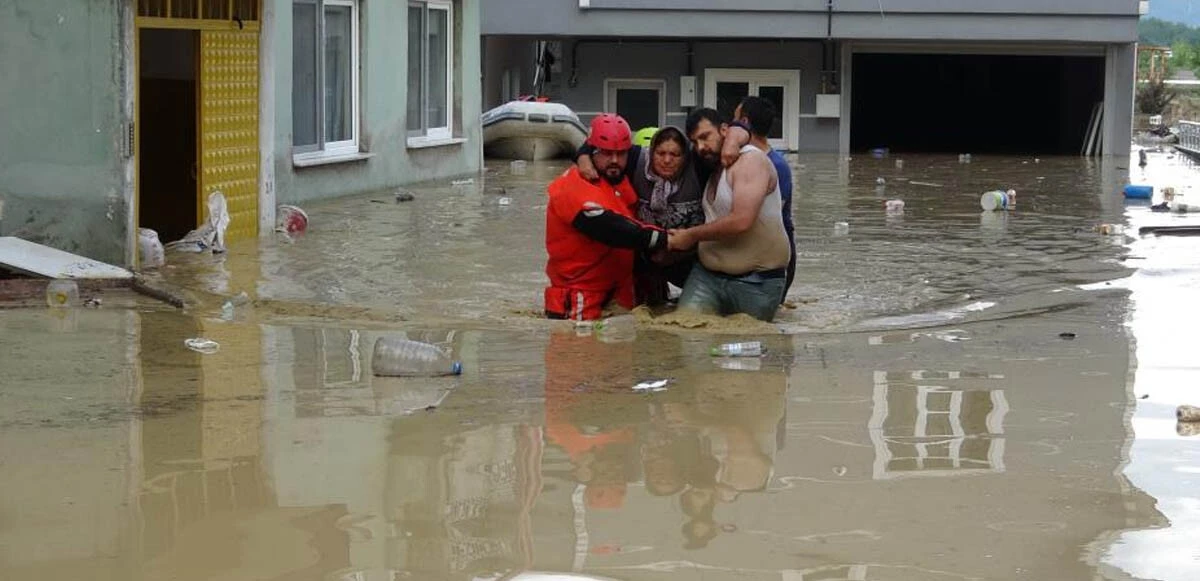 AFAD'ın sel sularından kurtardığı kadın, yaşadığı korkuyu böyle anlattı: Sel bağıra çağıra geldi