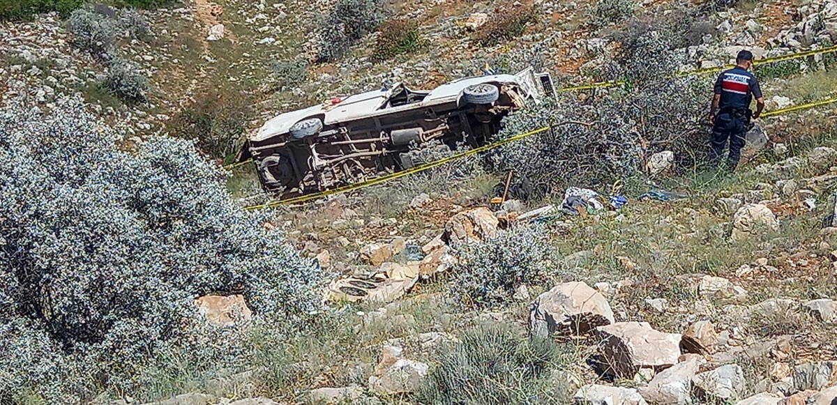 Tarım işçilerini taşıyan minibüs uçuruma yuvarlandı