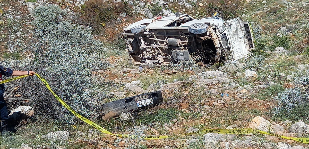Tarım işçilerini taşıyan minibüs uçuruma yuvarlandı