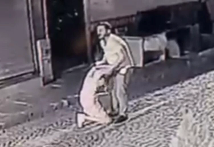 Sokak ortasında kadına şiddet: Dövdü, yerde sürükledi, esnaf burnunu kırdı
