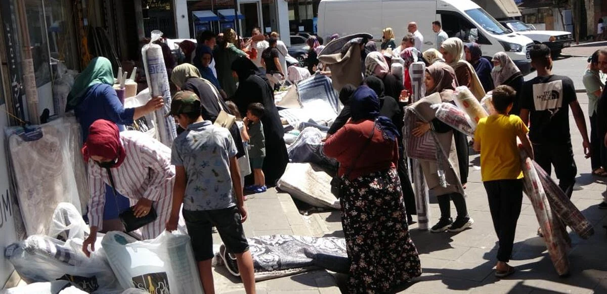 İstanbul'da ucuz halı için birbirleriyle yarıştılar! İzdiham kameralara böyle yansıdı