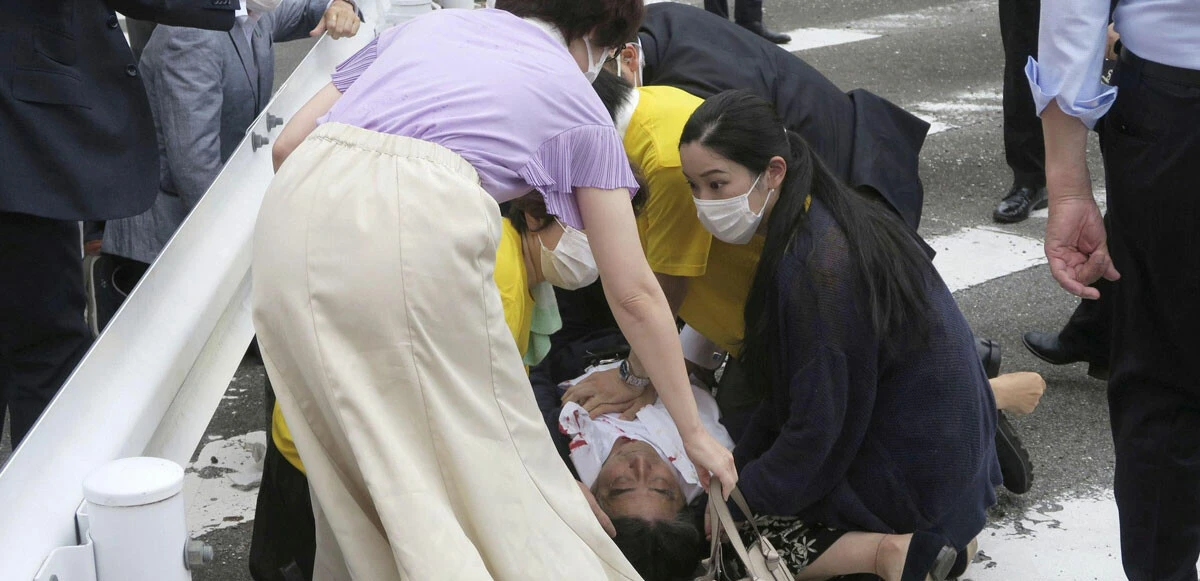 Japonya eski Başbakanı Shinzo Abe’ye suikast! Göğsünden vuruldu, hayatını kaybetti