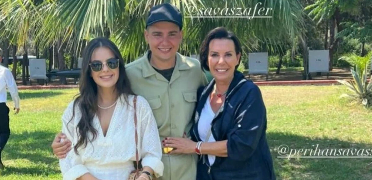 Perihan Savaş, oğlu terhis olunca gözyaşlarına hakim olamadı