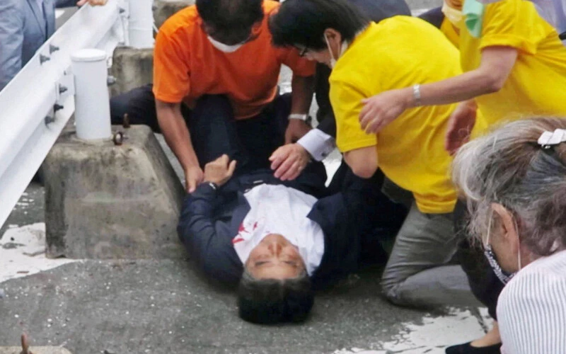 Shinzo Abe vurulma anı: Japonya eski Başbakanı Shinzo Abe kimdir, neden vuruldu, öldü mü? İşte ilk görüntüler...
