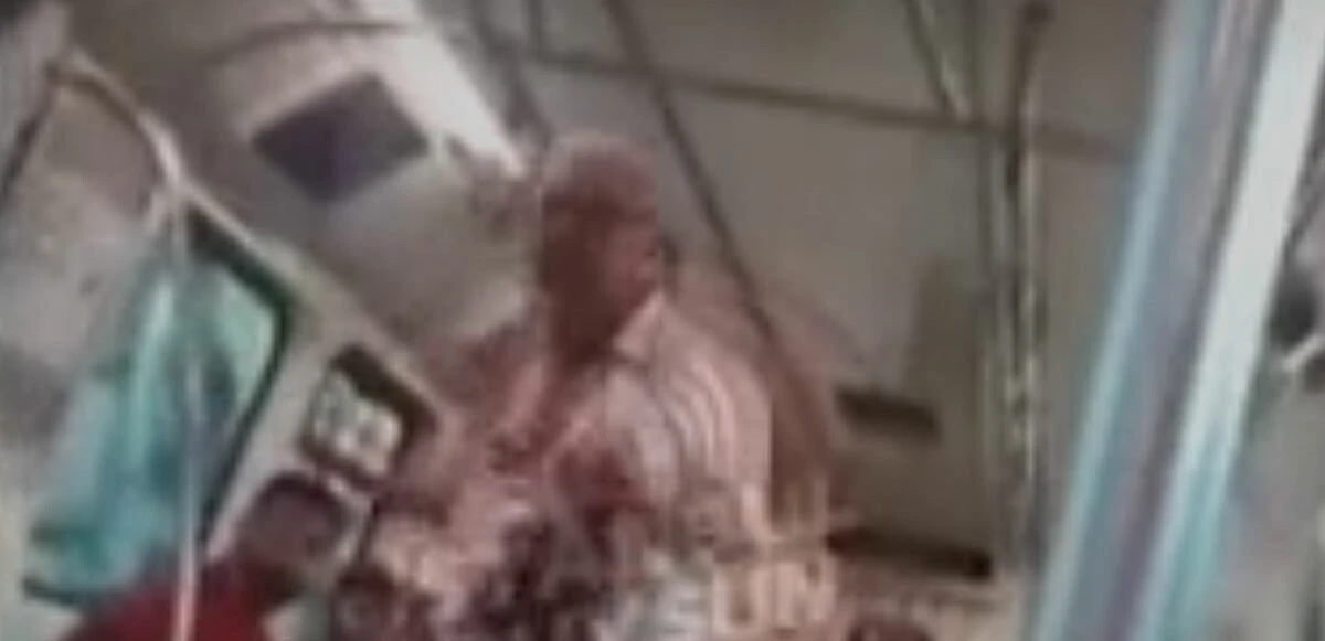 İstanbul metrosunda çirkin olay! Yaşlı adam siyahi aileye küfürler yağdırdı