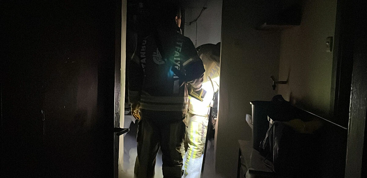 İstanbul'da sağanak ve gök gürültüsü gece boyunca durmadı! Yollar göle döndü, ev ve iş yerlerini su bastı