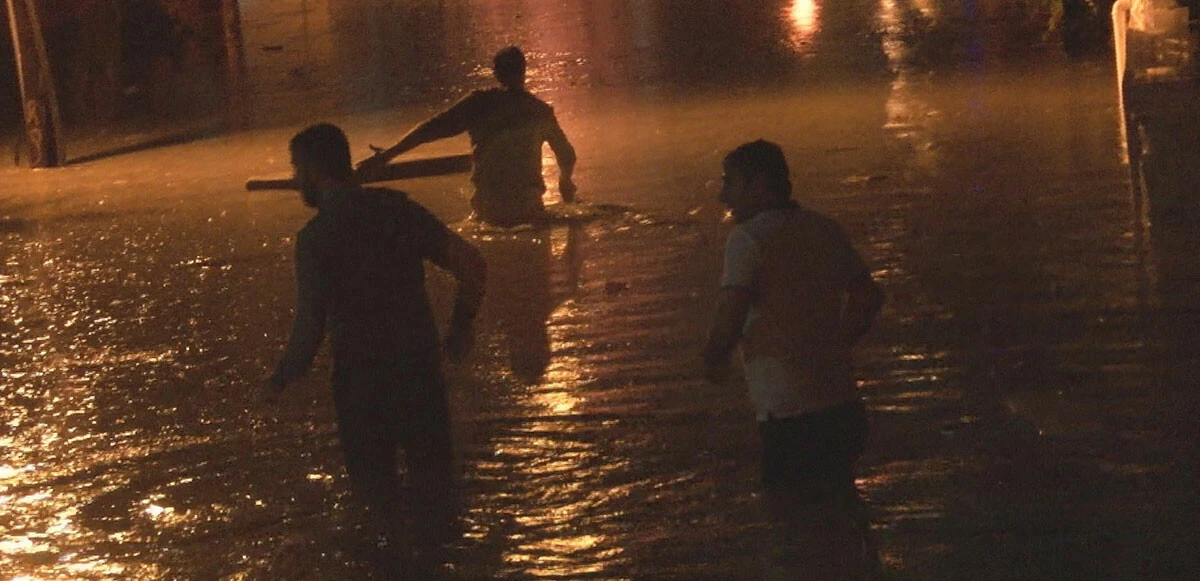 İstanbul'da sağanak ve gök gürültüsü gece boyunca durmadı! Yollar göle döndü, ev ve iş yerlerini su bastı