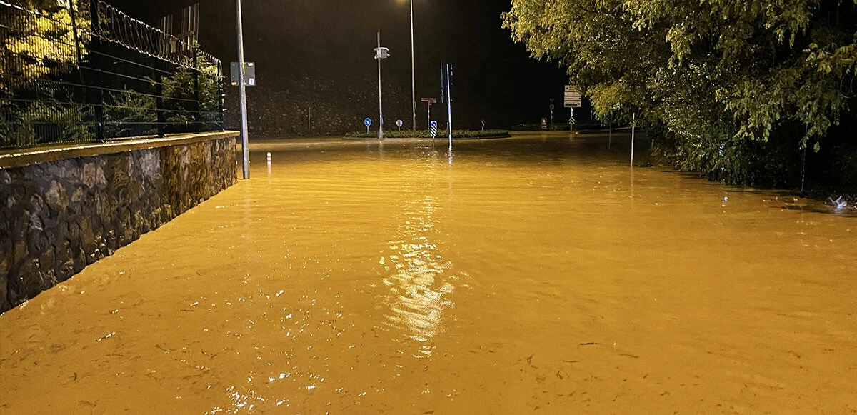 İstanbul'da sağanak ve gök gürültüsü gece boyunca durmadı! Yollar göle döndü, ev ve iş yerlerini su bastı