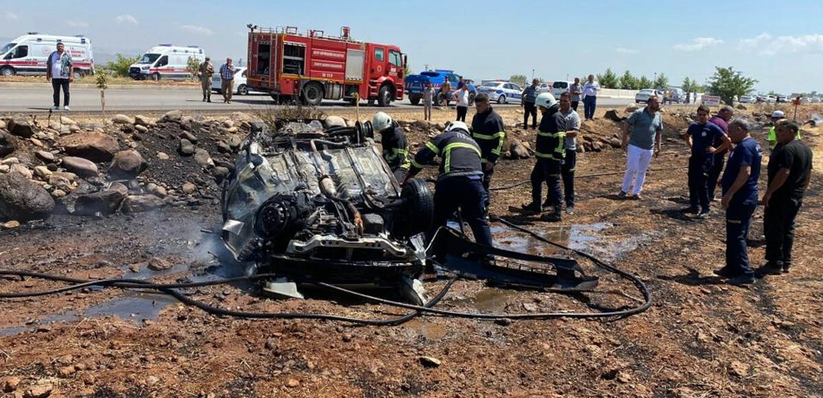 Bir aile yok oldu: Kontrolden çıkan araba takla attı, patladı, küle döndü