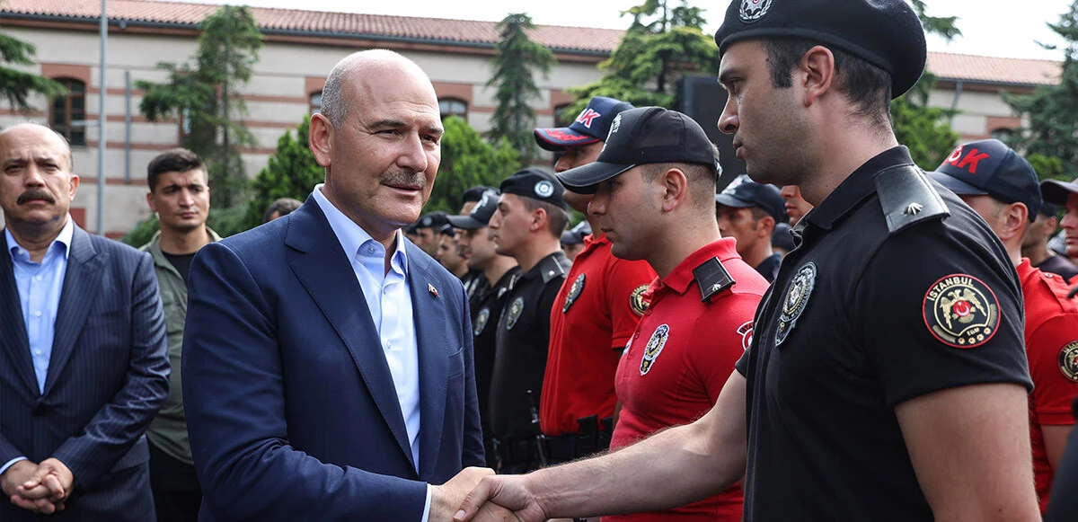 İçişleri Bakanı Soylu, çevik kuvvet polisleriyle bayramlaştı