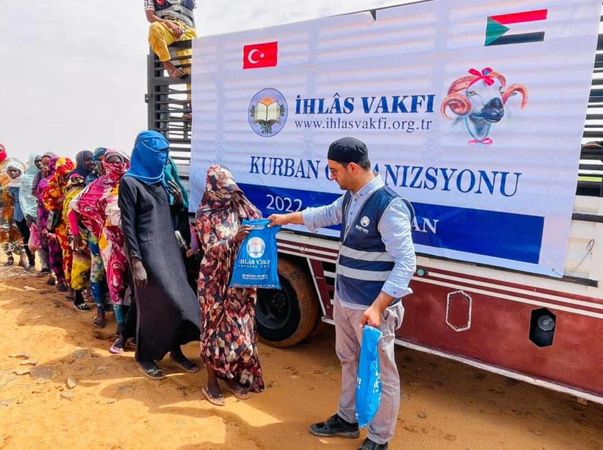 Yaradan'a kurban, yetimlere bayram oldu