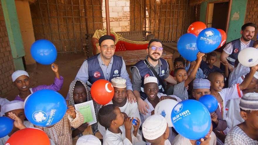 Yaradan'a kurban, yetimlere bayram oldu