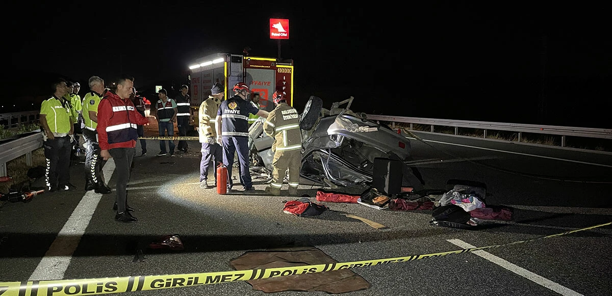 Bariyerlere çarpan otomobil karşı şeride geçerek devrildi! 3 kişi hayatını kaybetti