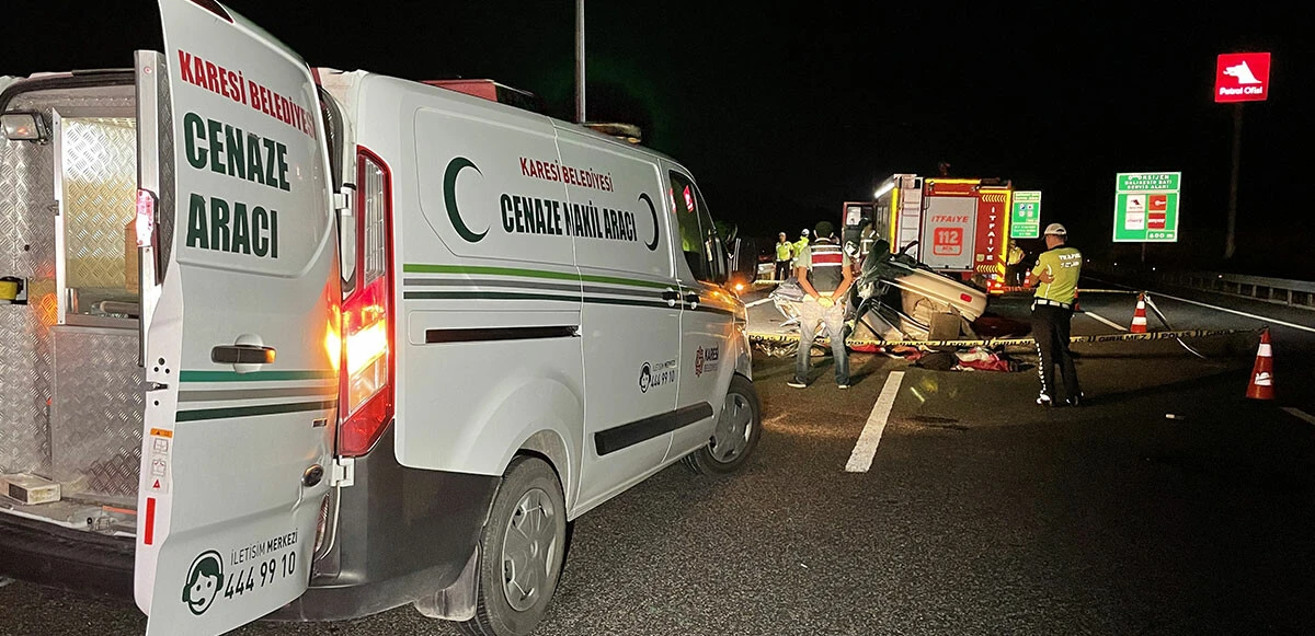 Bariyerlere çarpan otomobil karşı şeride geçerek devrildi! 3 kişi hayatını kaybetti