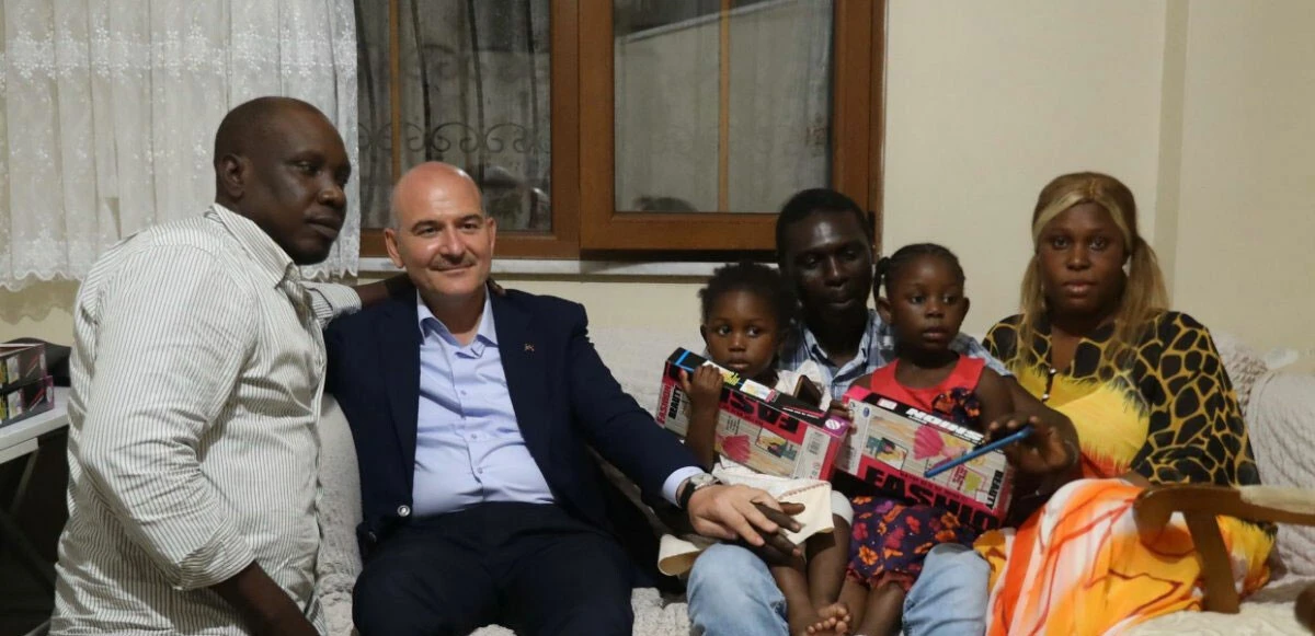 Bakan Soylu metroda ırkçı saldırıya uğrayan aileyi ziyaret etti