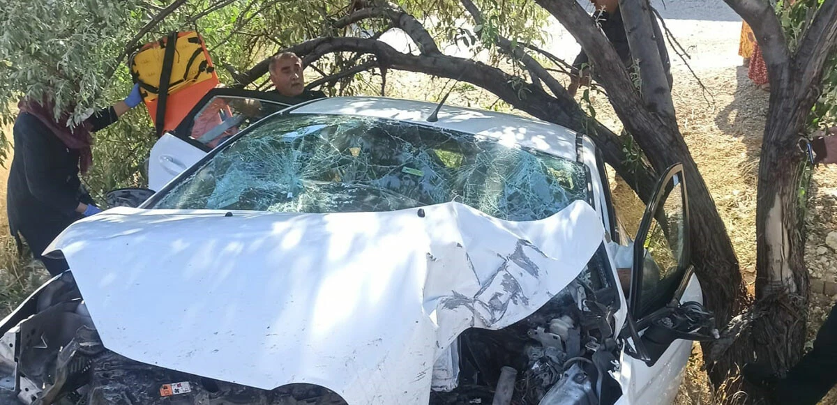 Cenaze yolunda feci kaza: Tabelaya çarpan otomobil hurdaya döndü