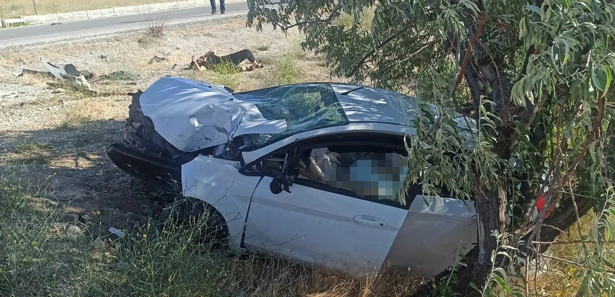 Cenaze yolunda feci kaza: Tabelaya çarpan otomobil hurdaya döndü