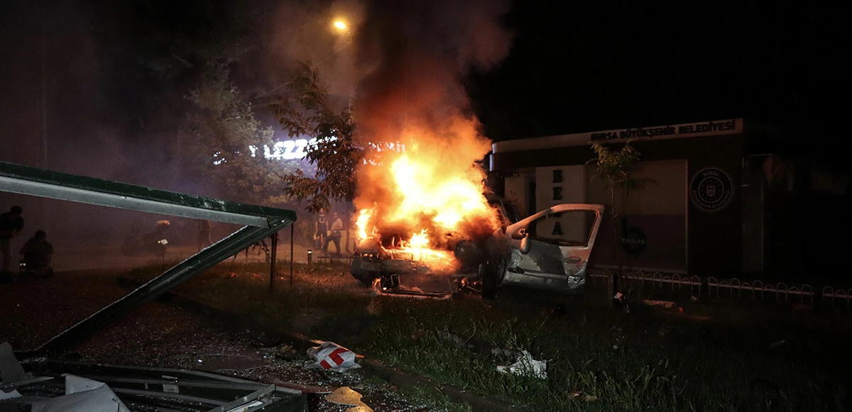 Taklalar atan otomobil alev aldı! Vatandaşlar sürücüyü yanmaktan son anda kurtardı