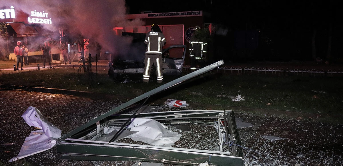 Taklalar atan otomobil alev aldı! Vatandaşlar sürücüyü yanmaktan son anda kurtardı