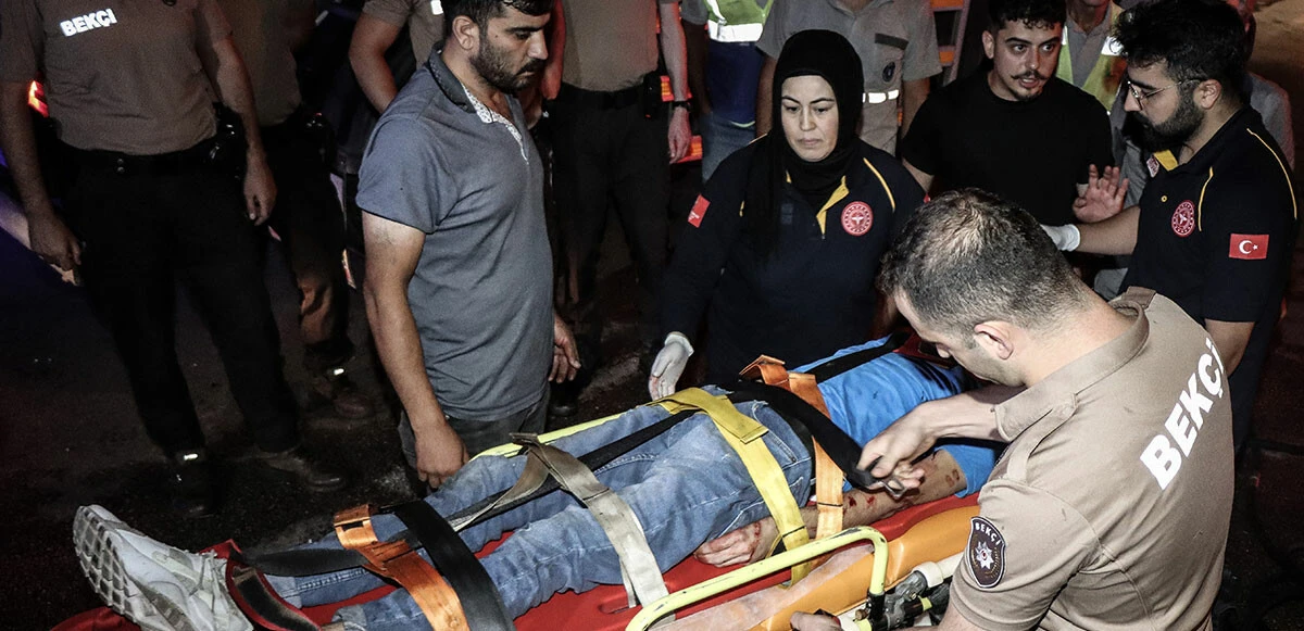 Taklalar atan otomobil alev aldı! Vatandaşlar sürücüyü yanmaktan son anda kurtardı