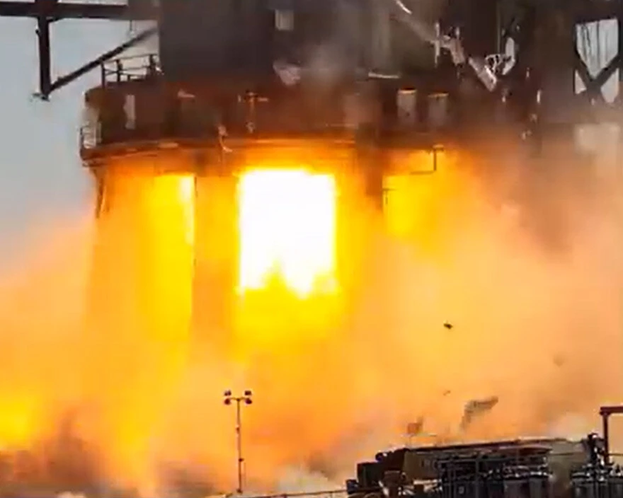 Dünyanın en büyüğüydü: SpaceX roketi patladı, canlı yayında anbean kaydedildi