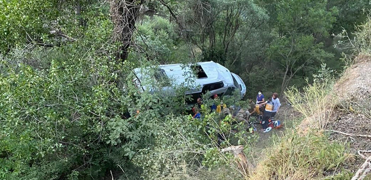 Tunceli’de tur minibüsü uçuruma yuvarlandı