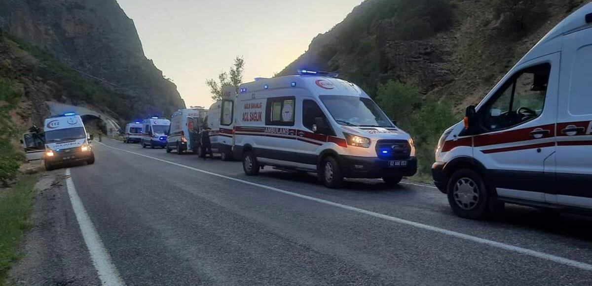 Tunceli’de tur minibüsü uçuruma yuvarlandı