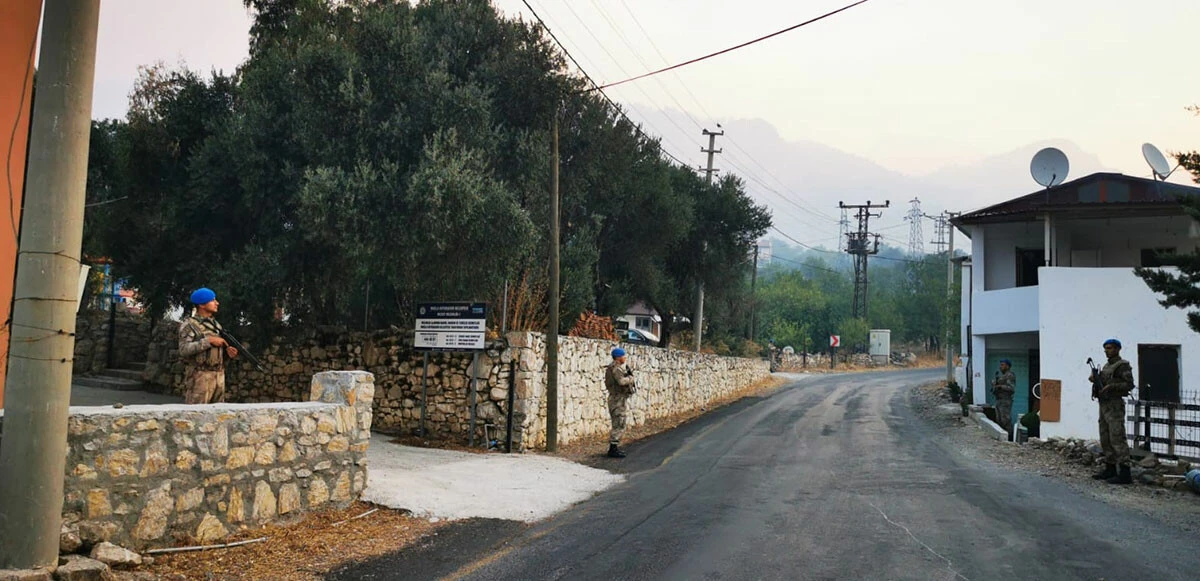 Askerler tahliye edilen evlerde nöbet tutuyor