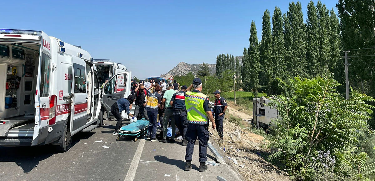 Denizli'de tur otobüsü şarampole devrildi! Çok sayıda yaralı var