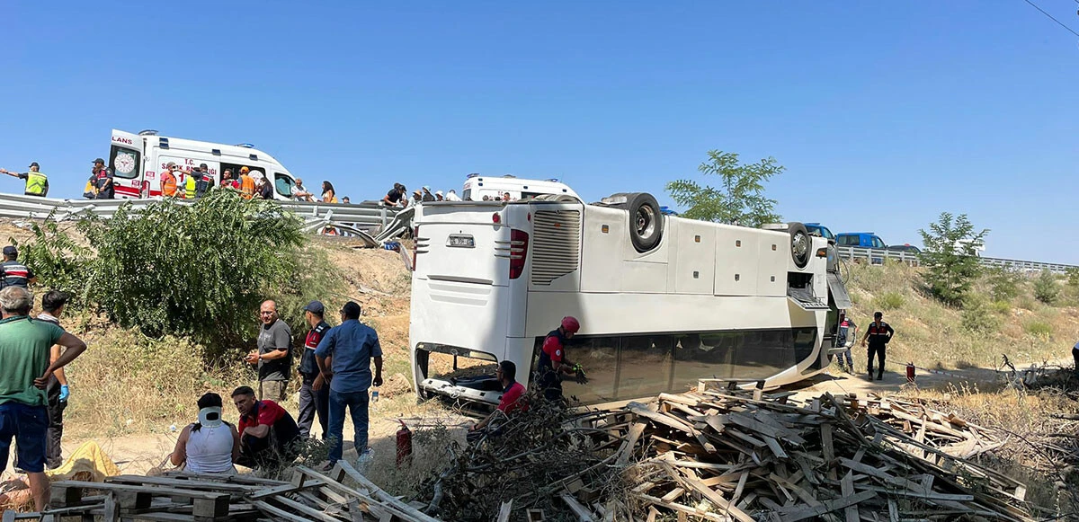 Denizli'de tur otobüsü şarampole devrildi! Çok sayıda yaralı var