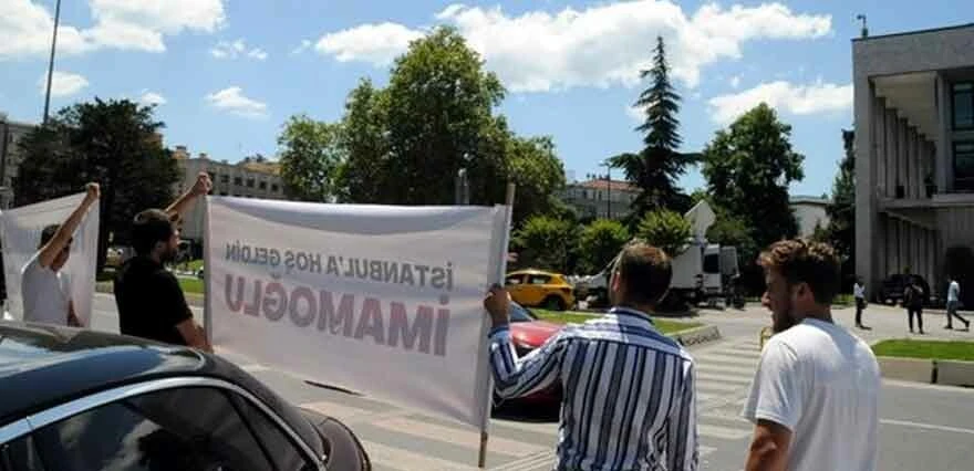 İmamoğlu'na sürpriz pankart: İstanbul'a hoş geldin