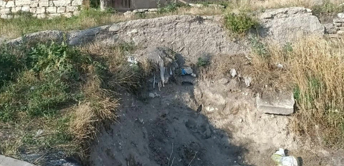 Yağmurlar vahşeti ortaya çıkardı: Aşınan toprakta insan iskeleti bulundu