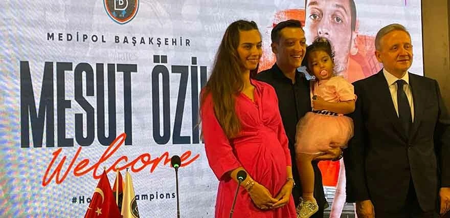 Başakşehir, Mesut Özil'i 1 yıllığına kadrosuna kattı