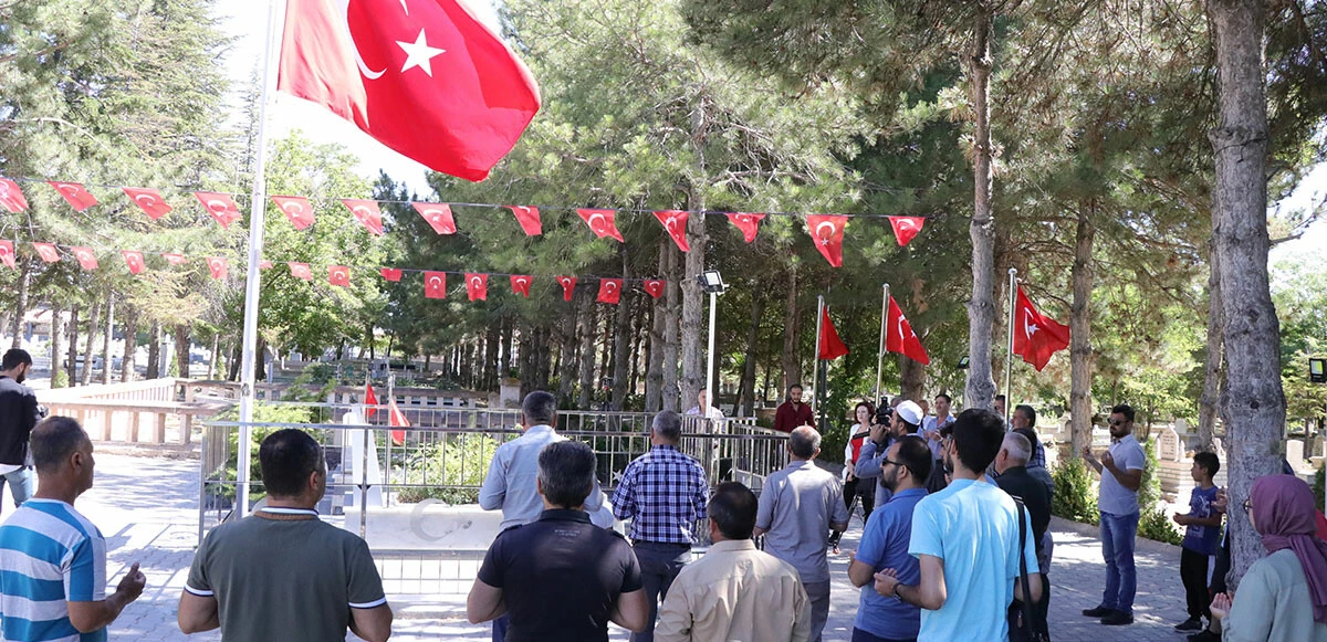 Kahraman Halisdemir’in kabrine ziyaretçi akını! Türkiye'nin dört bir yanından vatandaşlar gelerek dua etti