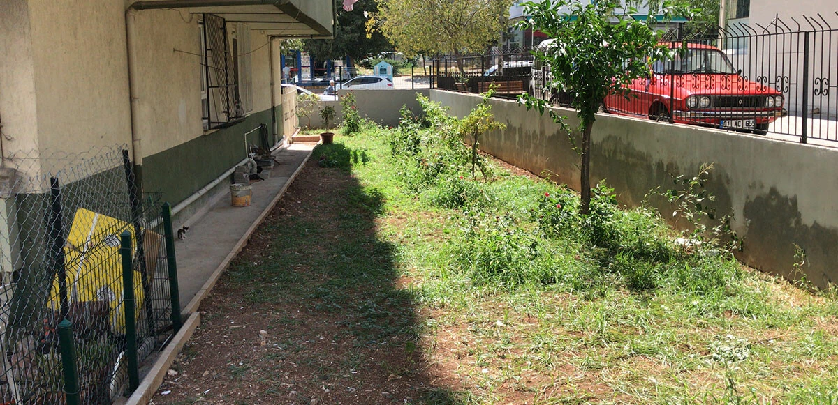 Ebeveynleri uyurken beşinci kattan düşen bebeğin ayakları kırıldı