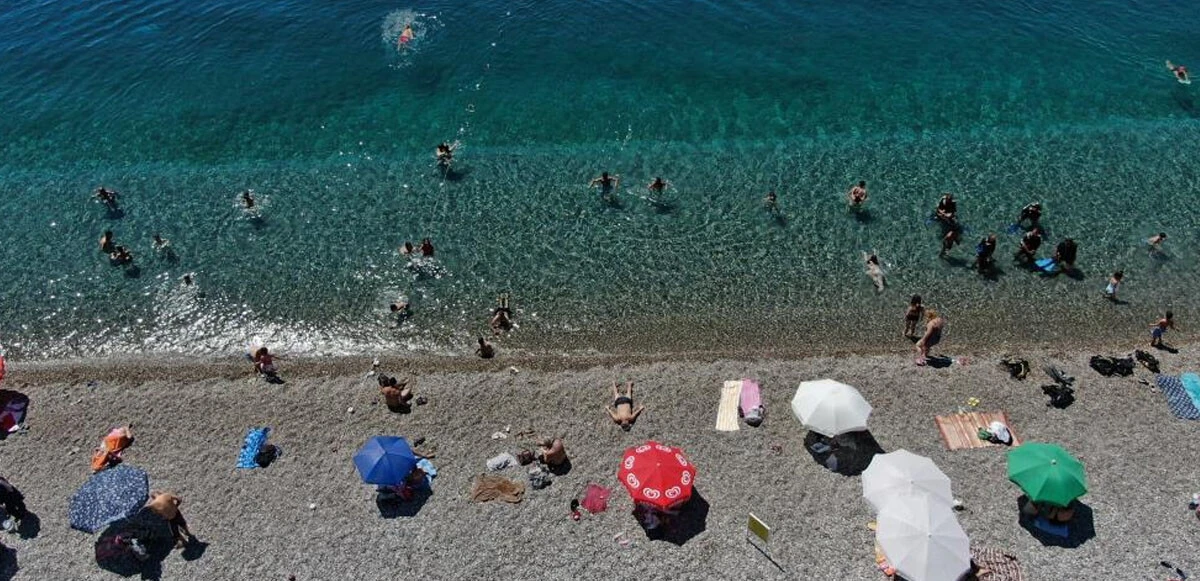Antalya’da sıcaklık 40 dereceye dayandı, havlusunu kapan plaja koştu