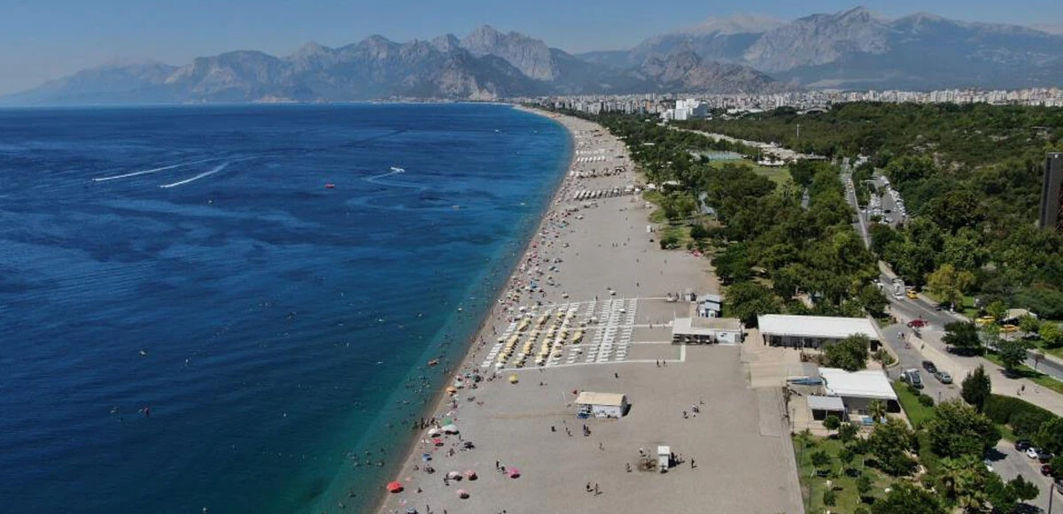 Antalya’da sıcaklık 40 dereceye dayandı, havlusunu kapan plaja koştu