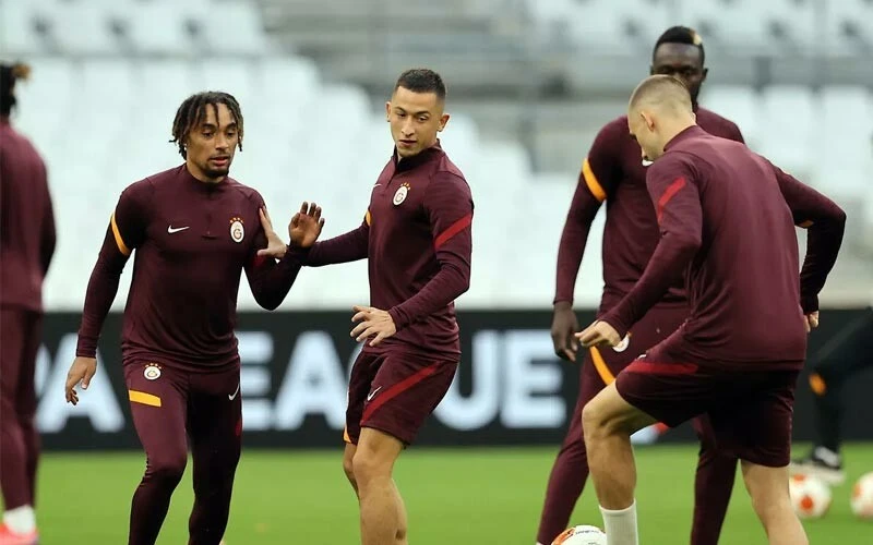 Galatasaray'da ayrılık rüzgarı! Terim'in getirdiği 2 futbolcuyu Okan Buruk gönderdi