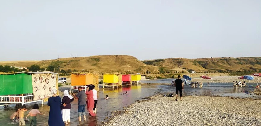 Sıcak havadan kaçan soluğu sulak alanda aldı