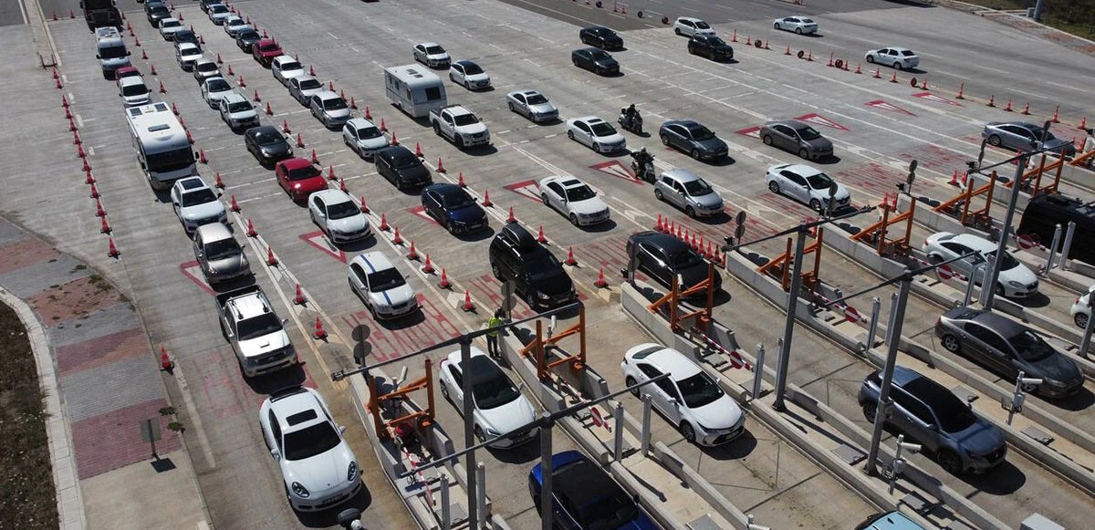 Akın akın geliyorlar! Tatilciler dönüş yolunda: Trafik çilesi şimdiden başladı