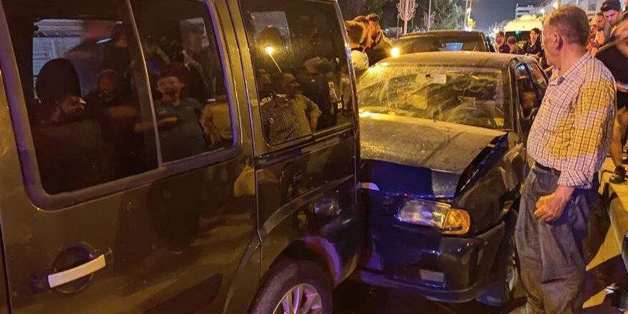 1'i motosiklet 4 araç çarpıştı: 4 yaralı