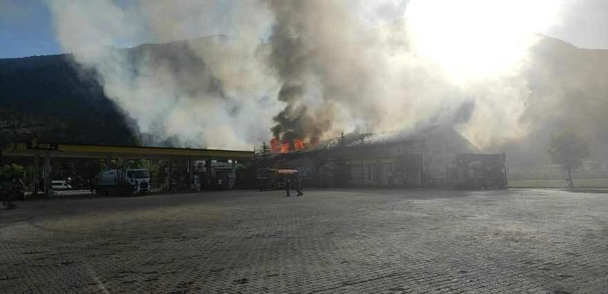 Son dakika! Konya'da dinlenme tesisinde can pazarı! Facianın eşiğinden dönüldü, yangın akaryakıt istasyonuna sıçramadan söndürüldü
