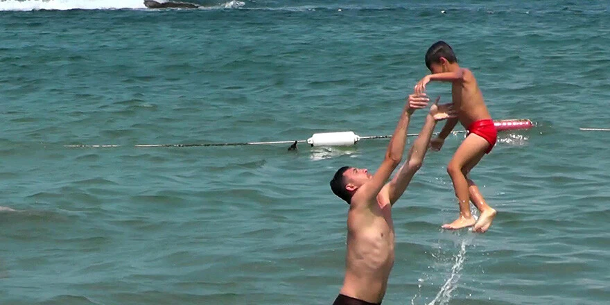 Deniz ve havuzdan çıktıktan sonra dikkat! Kurulanmayan kulaklar tatili zehir edebilir