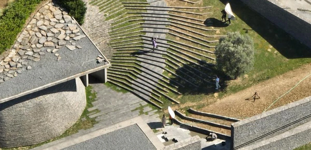 Camii avlusunda moda çekimine sosyal medyada tepki yağdı