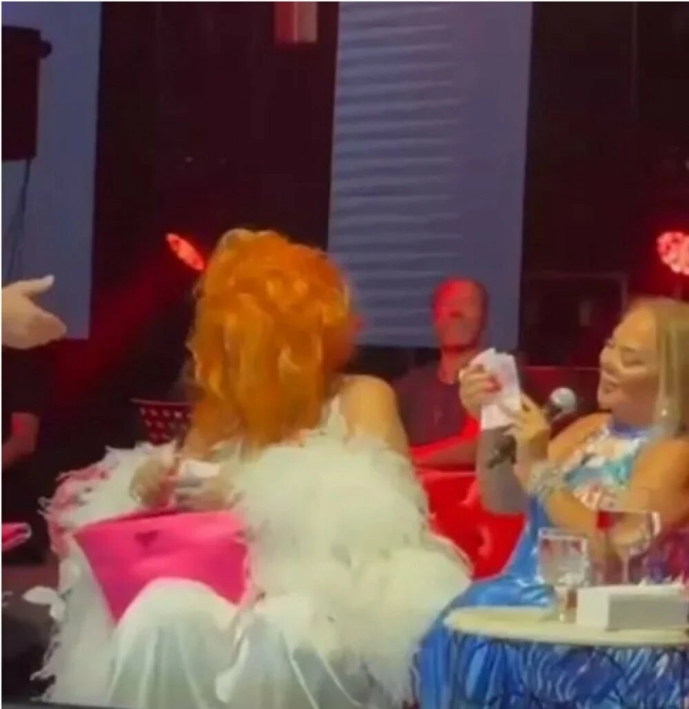 Bülent Ersoy konser sırasında resmen para saçtı! Safiye Soyman say say bitiremedi