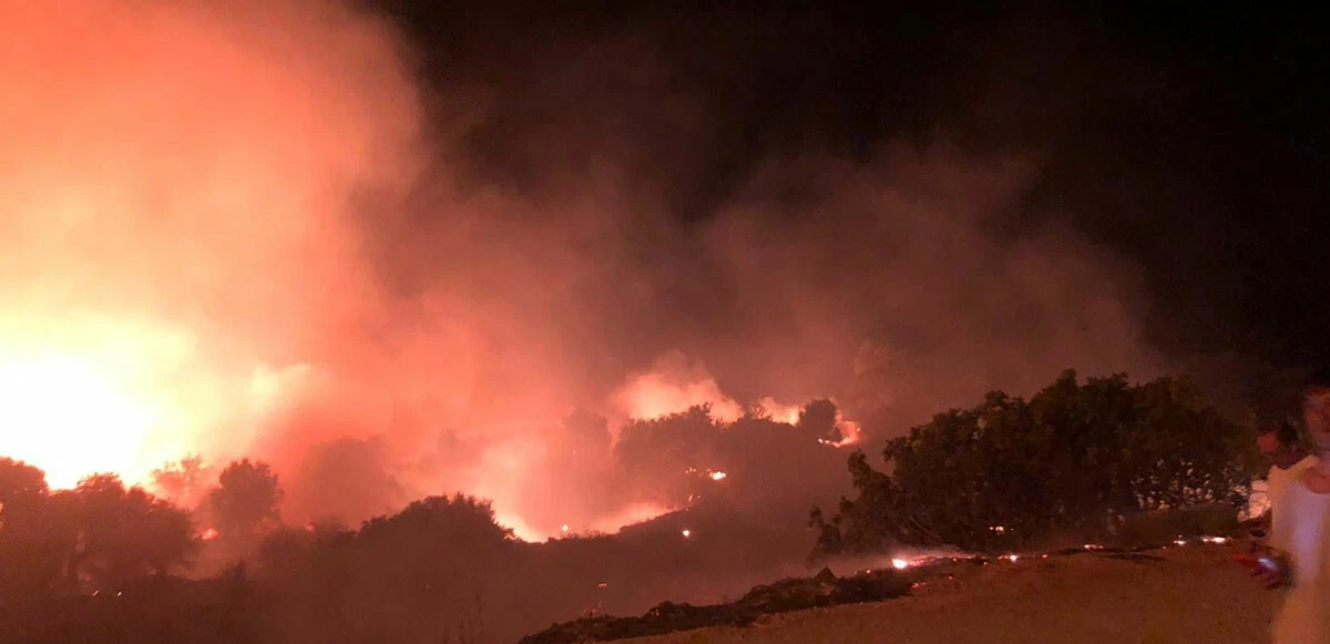 Son dakika: İzmir Çeşme'de yangın: Alevler büyüdü, evler boşaltıldı