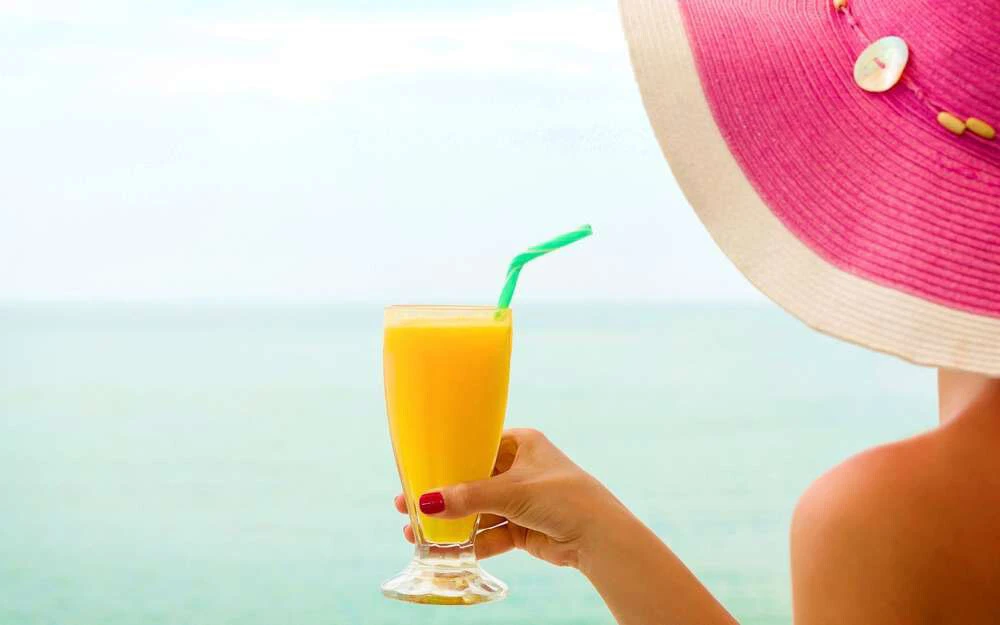 Güneşlenirken plajda bu besinleri tüketmek, kansere davetiye: İşte zararı ikiye katlayan gıdalar