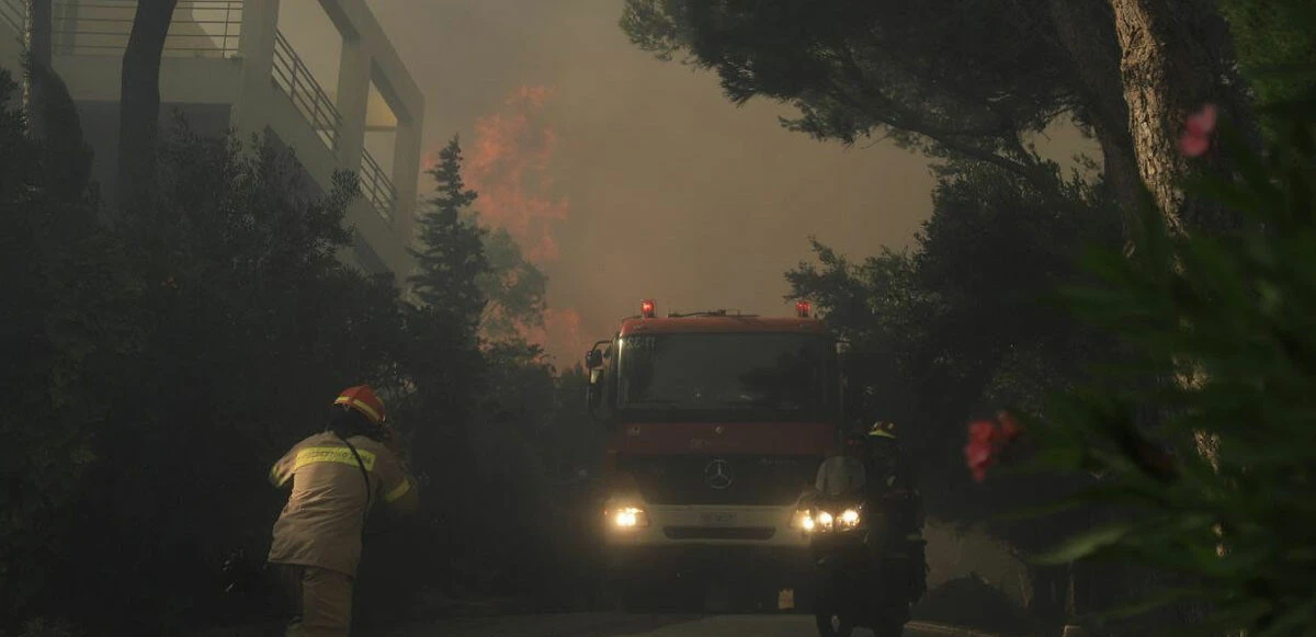 Yunanistan’ın başkenti Atina’da orman yangını! Halk tahliye edildi